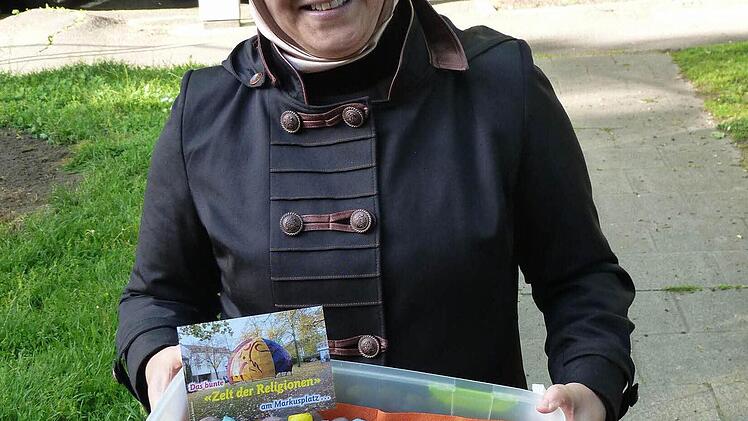 Saime G&ouml;ysu mit ihren Teigb&auml;llchen zum "Zelt der Religionen"