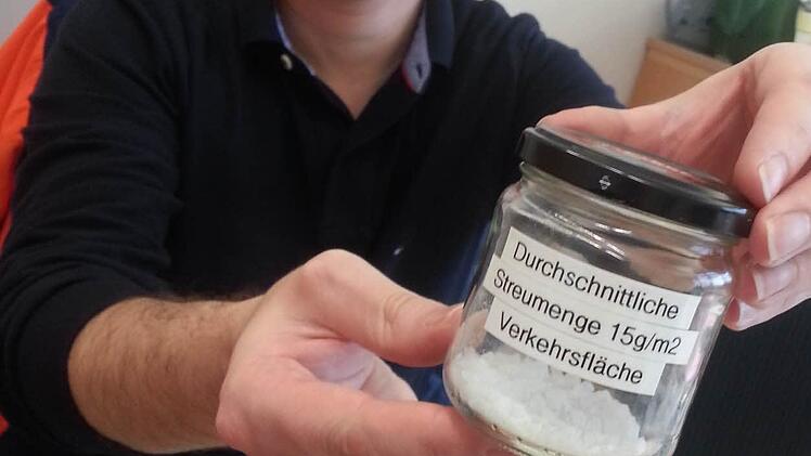 Florian Probst zeigt die durchschnittliche Streusalzmenge pro Quadratmeter. Foto: Anna Lienhardt