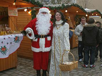 Klein, aber fein: Der Weidhäuser Weihnachtsmarkt - den 2008 der Nikolaus und Sonja Löhnert eröffneten - ist gut besucht. Weil er aber auch 20 000 Euro Kosten verursacht, gibt es eine politische Diskussion über die seit 1996 durchgeführte Veranstaltung. Foto: Gemeindearchiv Weidhausen