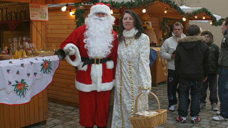 Klein, aber fein: Der Weidhäuser Weihnachtsmarkt - den 2008 der Nikolaus und Sonja Löhnert eröffneten - ist gut besucht. Weil er aber auch 20 000 Euro Kosten verursacht, gibt es eine politische Diskussion über die seit 1996 durchgeführte Veranstaltung. Foto: Gemeindearchiv Weidhausen