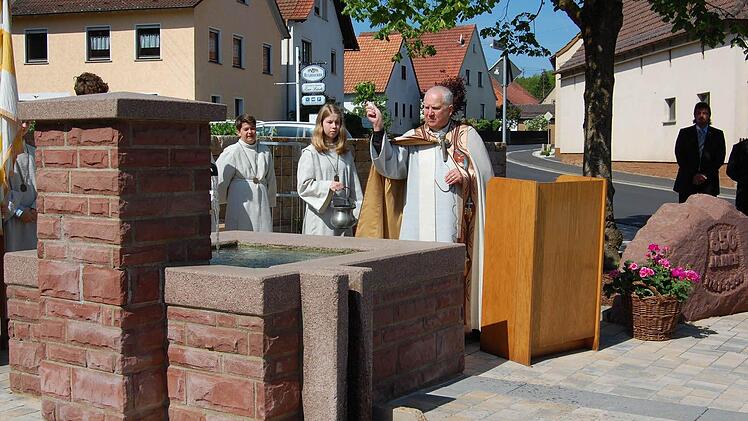 Beim Dorfplatz neben der Linde hat sich die Bevölkerung bei den Arbeiten mit eingebracht. Foto: Günther Straub