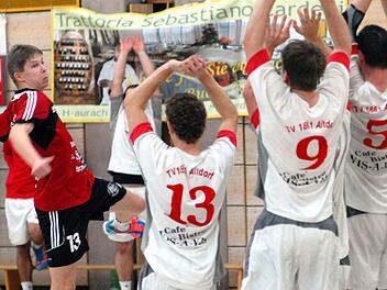 Spielertrainer Ingo Kundmüller (hier beim Wurf im Spiel gegen Altdorf) hat mit der TSH ein hartes Lehrjahr hinter sich, blickt aber positiv auf die kommende Spielzeit. Foto: herzopress/Archiv