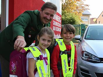 Verkehrserzieher Matthias Kleren gab gestern den beiden Abc-Schützen Kim und Magnus Tipps für den sicheren Schulweg. Beide laufen ab jetzt täglich in die Sinnbergschule - natürlich mit Sicherheitsdreieck.