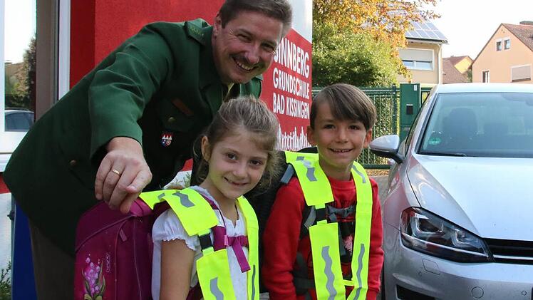 Verkehrserzieher Matthias Kleren gab gestern den beiden Abc-Schützen Kim und Magnus Tipps für den sicheren Schulweg. Beide laufen ab jetzt täglich in die Sinnbergschule - natürlich mit Sicherheitsdreieck.