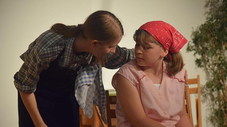 Putzfrau Anna ist ganz durch den Wind, als sie die Leiche "aufm Klo" findet  -  Wirt Kurt Schatz redet beruhigend auf sie ein. Foto: Daniela Pondelicek