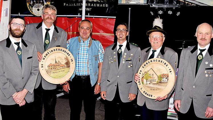Gewinner der Ehrenscheiben waren Tristan Rinker und Karl Kraus (v. l.), die von den Stiftern Robert Hümmer und Lorenz Kraus (r.) im Beisein von Sportwart Christian Zöcklein (l.) und Schützenmeister Alexander Fürst (4. v. l.) überreicht wurden.