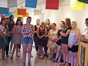 Seit Montag sind in der Galerie im Kronacher Landratsamt dreizeilige Kurzgedichte angehender Gesundheits- und Krankenpfleger zu bewundern. Die jungen Leute trugen jeweils eines ihrer Gedichte vor. Foto: Heike Schülein
