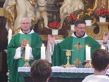 Es war ihr letzter gemeinsamer Gottesdienst in der Basilika  Gößweinstein: Pater Flavian (r.) und   Pater Aurelian.   Foto: Thomas Weichert