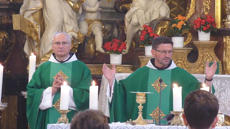 Es war ihr letzter gemeinsamer Gottesdienst in der Basilika  Gößweinstein: Pater Flavian (r.) und   Pater Aurelian.   Foto: Thomas Weichert