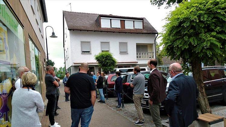 Das Gremium beim Ortstermin, im Hintergrund das "Brenner-Haus"