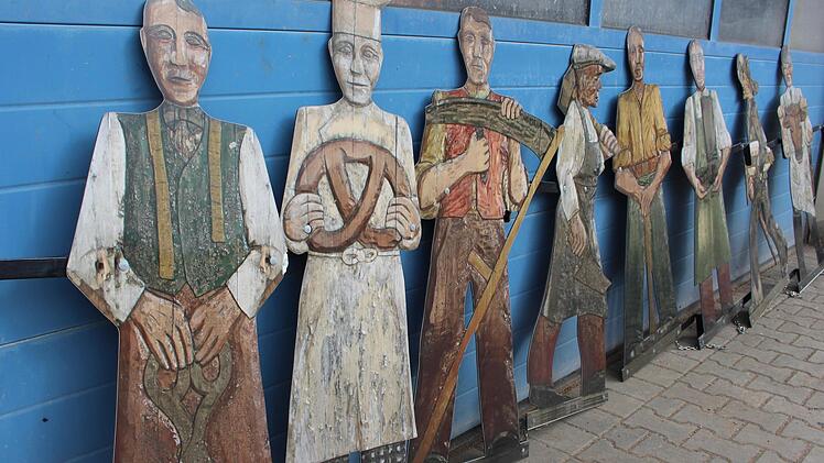 Die Vereinsorden und Zunftfiguren müssen den Sommer im Bauhof verbringen. Foto: Julia Raab