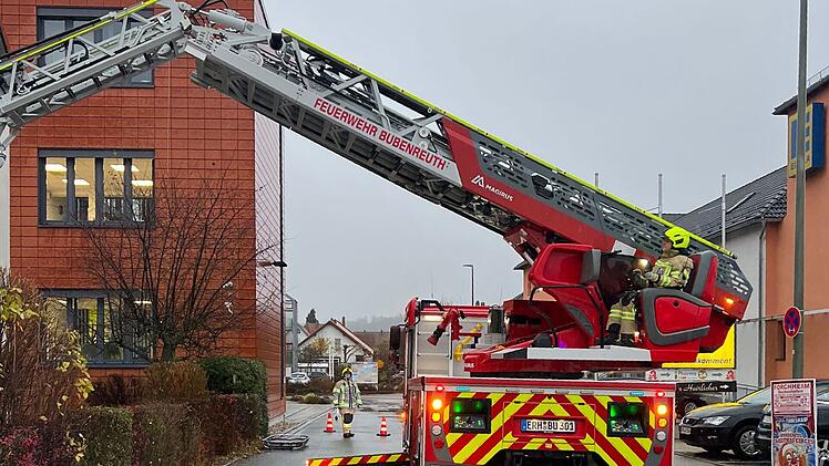 Bubenreuth: Schonende Rettung einer Verletzten - Feuerwehr rückt mit Drehleiter an