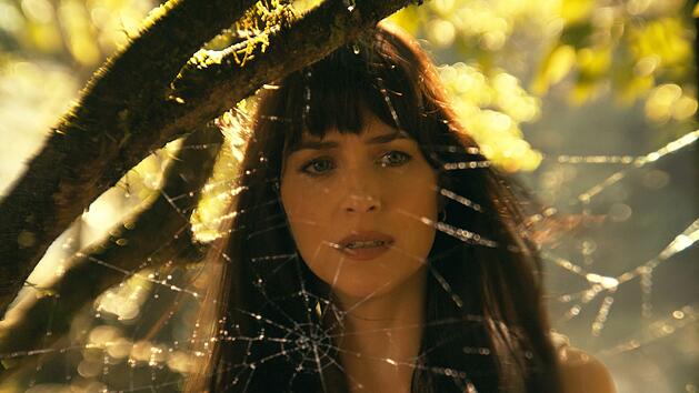 Madame Web (Dakota Johnson) besitzt die Gabe, schlimme Ereignisse vorherzusehen.