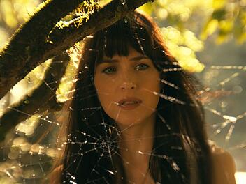 Madame Web (Dakota Johnson) besitzt die Gabe, schlimme Ereignisse vorherzusehen.