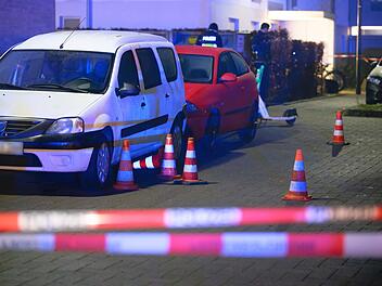 M&auml;nner nahe Veranstaltungshalle in K&ouml;ln angeschossen