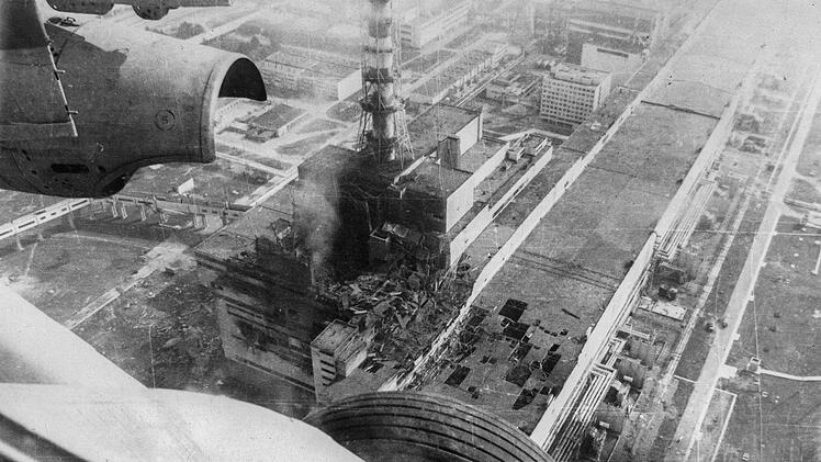 Eine Luftaufnahme nach der Tschernobyl-Katastrophe im April 1986: Eine gewaltige Explosion im Reaktor 4 des sowjetischen Kernkraftwerks Tschernobayl hatte w&auml;hrend eines Sicherheitstests den schlimmsten Atomunfall der Geschichte ausgel&ouml;st.