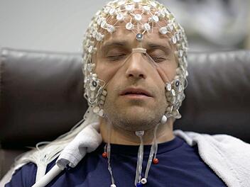 Am "Consciousness Center" des Universit&auml;tsklinikums L&uuml;ttich untersuchen Neurowissenschaftler die Gehirnstr&ouml;me eines in Trance versetzten Patienten.