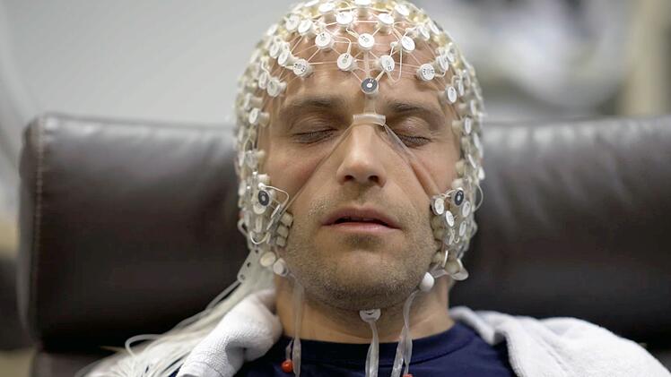 Am "Consciousness Center" des Universit&auml;tsklinikums L&uuml;ttich untersuchen Neurowissenschaftler die Gehirnstr&ouml;me eines in Trance versetzten Patienten.