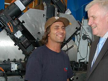Björn Roos bekam  an seinem Arbeitsplatz bei der Firma Dietz Besuch von Bayerns Ministerpräsident Horst Seehofer.  Fotos: Rainer Lutz