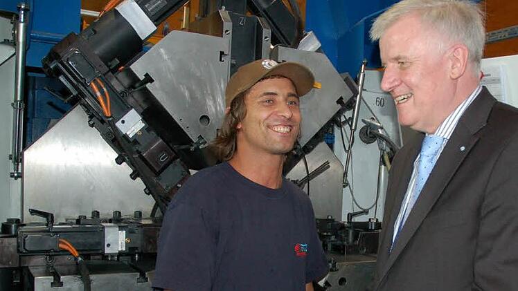 Björn Roos bekam  an seinem Arbeitsplatz bei der Firma Dietz Besuch von Bayerns Ministerpräsident Horst Seehofer.  Fotos: Rainer Lutz