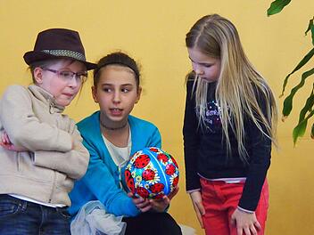 Ein einfacher Ball wirkt als Zauberkugel, wenn die Kinder überzeugend spielen.  Fotos: Elisabeth Assmann