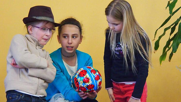 Ein einfacher Ball wirkt als Zauberkugel, wenn die Kinder überzeugend spielen.  Fotos: Elisabeth Assmann