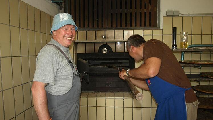 Hier duftete es nach frischem Plootz. Beim Plootzbacken Emil Seufert (links) und Joachim Friedrich.