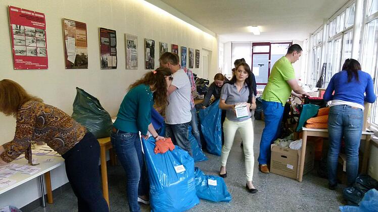 Junge Studenten sortieren Hilfsgüter für die Ukraine Foto: Marion Krüger-Hundrup