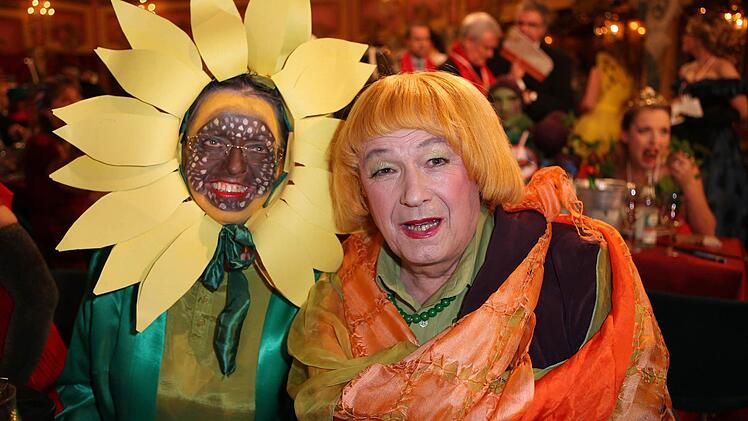 Günther Beckstein hat viel Mut: 2013 kam er als Claudia Roth, seine Frau Marga als Sonnenblume.   Foto: RiegerPress