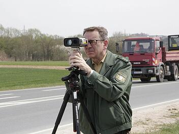 Kurt Friedel kontrolliert die Geschwindigkeit im Tempo 70 Bereich auf der Staatsstraße von Neuses nach Forchheim.  Fotos: Josef Hofbauer