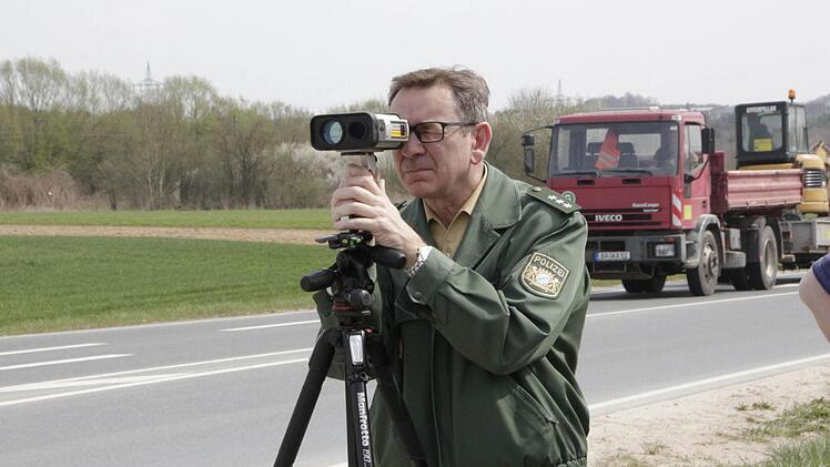 Kurt Friedel kontrolliert die Geschwindigkeit im Tempo 70 Bereich auf der Staatsstraße von Neuses nach Forchheim.  Fotos: Josef Hofbauer