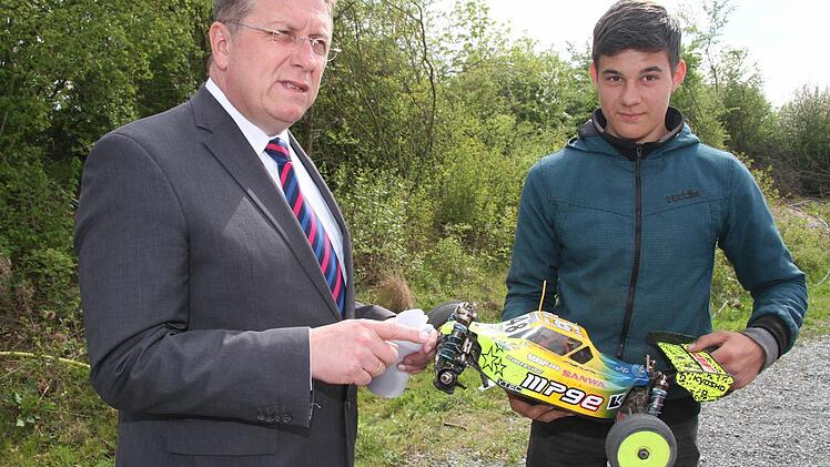 Oberbürgermeister Henry Schramm ließ sich von Tim Herzog die Details seines Elektrofahrzeuges erklären