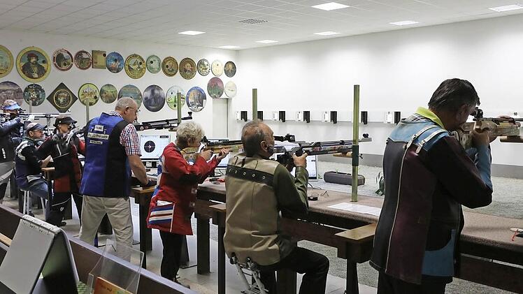 Hightech am Schießstand: Beim Luftgewehr muss die Zielscheibe nicht mehr eingefahren werden. Das Ergebnis wird am Bildschirm angezeigt.  Foto: Barbara Herbst