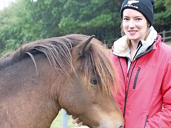 "Sie haben einfach einen coolen Charakter." Annina Dressel mit Grisu vom Ponsheimer Hof. Foto: Simone Bastian