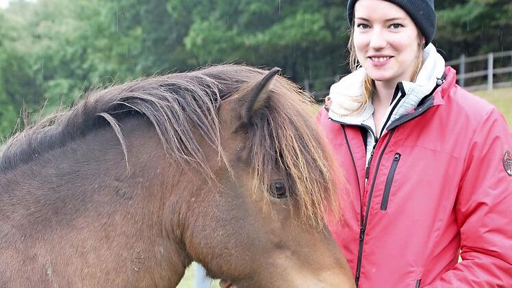 "Sie haben einfach einen coolen Charakter." Annina Dressel mit Grisu vom Ponsheimer Hof. Foto: Simone Bastian
