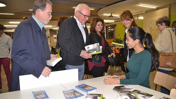 "Mir hat meistens die Liebe auf meinem Weg geholfen", sagte Zohre Esmaeli, "Die Liebe hat eine wahnsinnige Macht." Nach ihrem Vortrag musste sie noch zahlreiche B&uuml;cher signieren. Foto: Uschi Prawitz