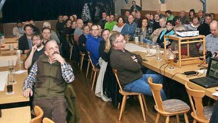 Im voll besetzten Schleupnersaal in Königsfeld referierte Timo Seregély (links) über die Grabungen in Schwabthal, Königsfeld und Tiefenellern.