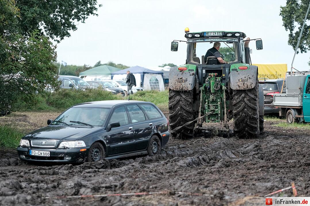 Ein Traktor zieht am 04.08.2016 in Wacken (Schleswig-Holstein) auf dem Gelände des Wacken Open Air ein Auto aus dem Matsch. Das Gelände des nach Veranstalterangaben größten Metal Festivals ist nach starken Regenfällen mit Schlamm überzogen.