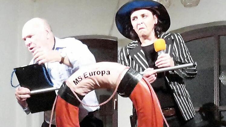 Sparsam aber gezielt setzten die Kabarettisten beim Gastspiel in der Rhön ihre Requisiten ein. Eindrucksvoll wurde beispielsweise die Schieflage auf der "MS Europa" im Hinblick auf die Flüchtlingsproblematik thematisiert. Foto: Rolf Pralle