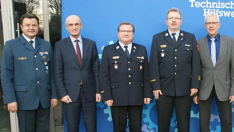 Hand in Hand arbeiten im Landkreis Haßberge THW und Feuerwehren zusammen. Deshalb gab es diesmal beim THW auch Ehrungen für Feuerwehr-Funktionsträger. Unser Bild zeigt (von links): THW-Ortsbeauftragten Christian Günther, Landrat Wilhelm Schneider, die ausgezeichneten KBI Peter Pfaff und KBR Ralf Dressel mit Haßfurts Bürgermeister Günther Werner.