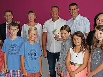 Fröhliche Gesichter bei der Spendenübergabe  Foto: Gerhard Hoch