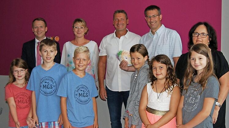 Fröhliche Gesichter bei der Spendenübergabe  Foto: Gerhard Hoch