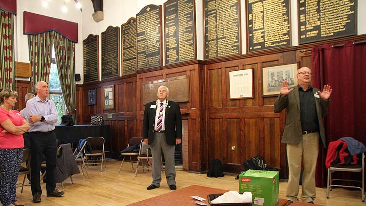 Peter Hardy, stellvertretender Bürgermeister, und Adrian Long, Vorsitzender des Partnerschaftskomitees begrüßen die Gäste. Foto: Ulrike Müller