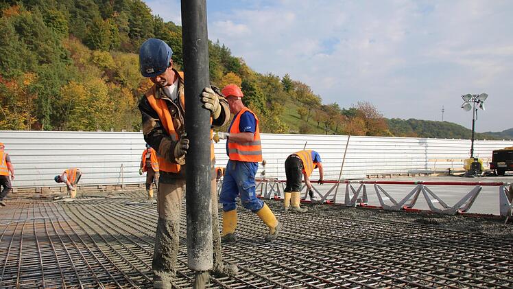 Jede Woche werden 25 Meter Autobahn-Brücke betoniert und übers Tal neben dem Klöffelsberg geschoben. Foto: Ralf Ruppert