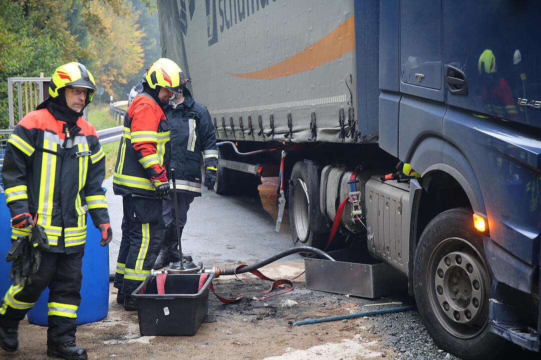 Schwarzenbach: Lkw reißt sich Dieseltank auf