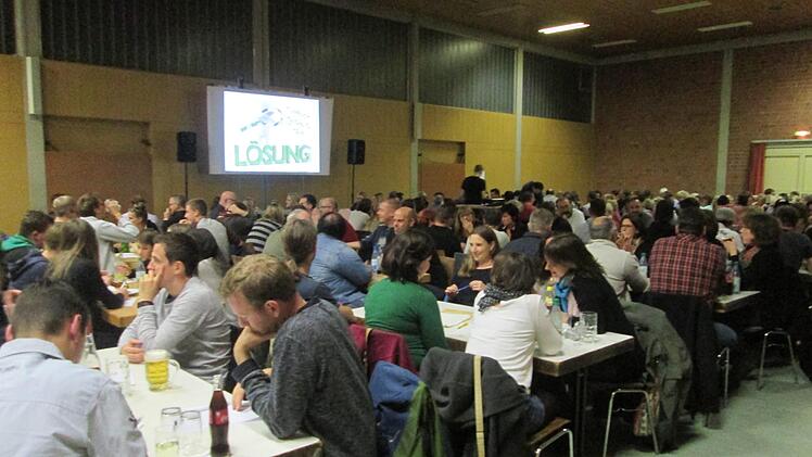 Ein volles Haus bescherte die Quiz-Premiere den Veranstaltern in der Erthalhalle wo 31 Rateteams ihr Wissen testeten.Winfried Ehling