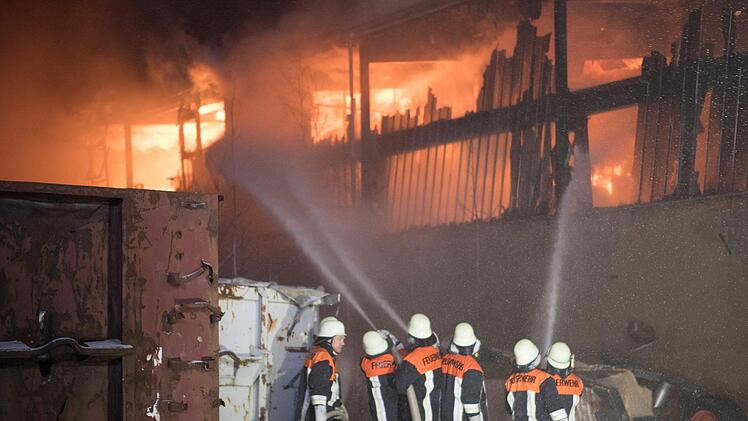 Eine Lagerhalle im mittelfränkischen Langenaltheim stand seit Samstagnacht gleich zwei Mal in Flammen und ist komplett ausgebrannt. Foto: NEWS5 / Goppelt