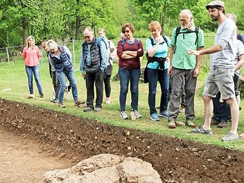An der Grabungsstelle erh&auml;lt man spannende Einblicke Foto: A. Lochner