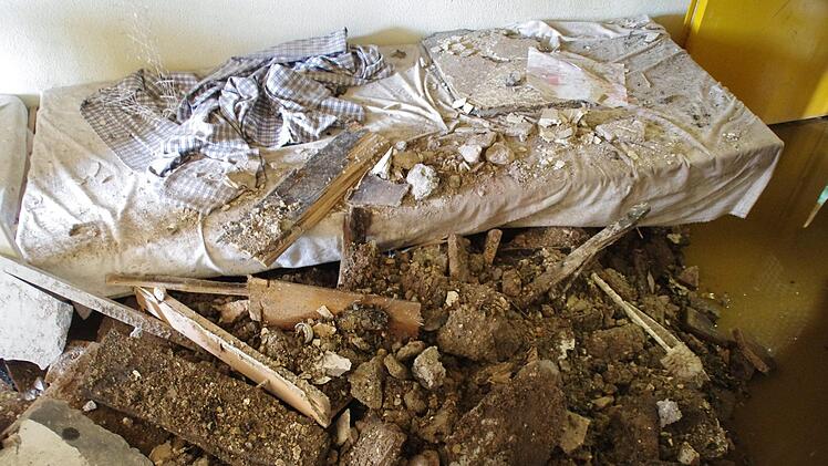 In dieser Zelle brach der Brand aus. Der Boden ist noch überdeckt vom Schutt, weil Wand und Decke aufgebrochen werden mussten.  Foto: Marco Meißner