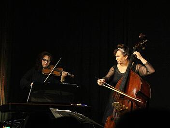 Lizzy Aumeier  jetzt ganz ernsthaft am  Kontrabass, mit Svetlana Klimova. Carolin Herrmann